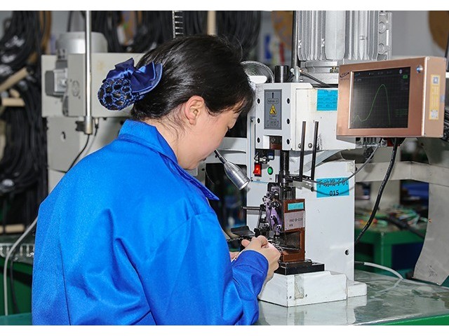线束压接工艺全解析：如何保障 0.01Ω 超低接触电阻？