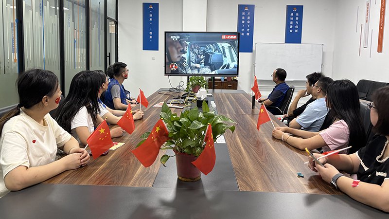 办公室人员观看阅兵仪式